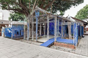 إطلالة على المدينة من المنشأة