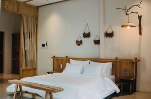 Desk, laptop workspace, free WiFi, bed sheets - Nong Lam Ecolodge (Linh Xuan)