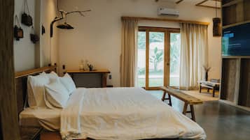 Family Studio Suite, Patio, Garden View | Desk, free WiFi