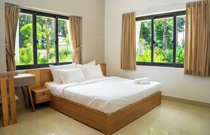 Kamar Bisnis | Meja kerja, ruang kerja ramah laptop, Wi-Fi gratis, dan seprai linen