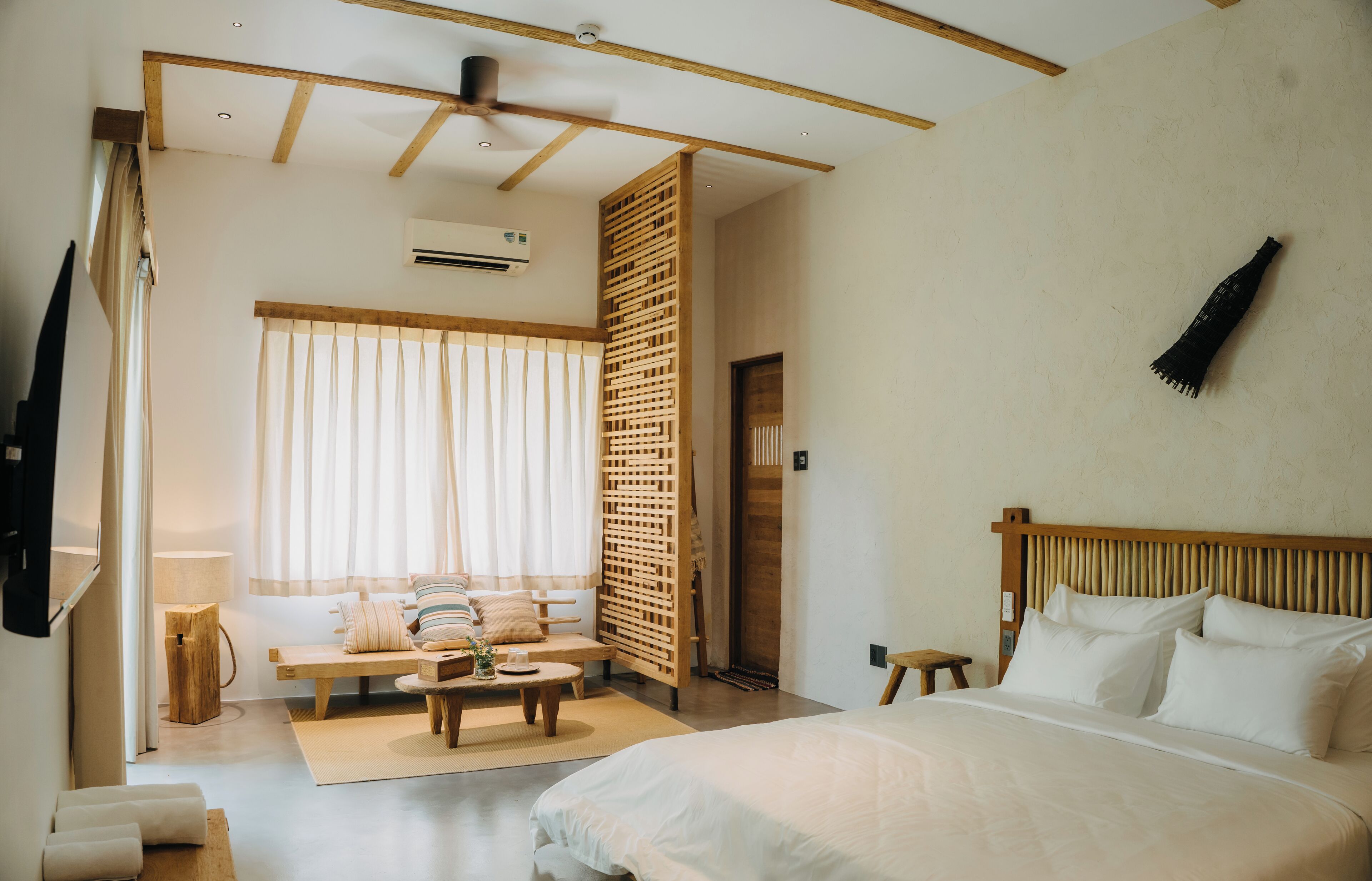 시그니처 스튜디오 스위트, 파티오, 정원 전망 | 책상, 무료 WiFi