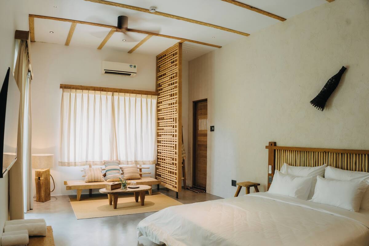 Suíte estúdio com design assinado, varanda, vista para o jardim | Wi-Fi de cortesia, roupa de cama
