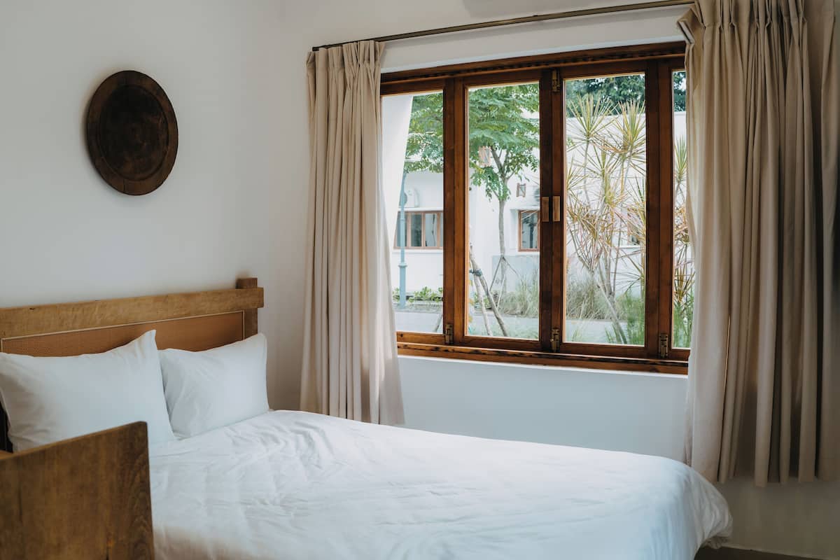 Quarto solteiro superior, varanda, vista para o jardim | Wi-Fi de cortesia, roupa de cama