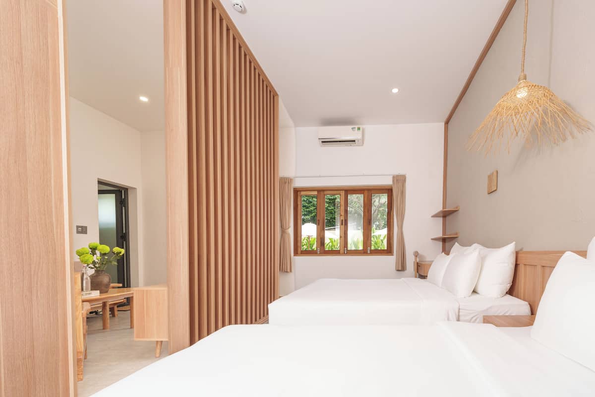 Quarto quádruplo família, vista para a piscina | Wi-Fi de cortesia, roupa de cama