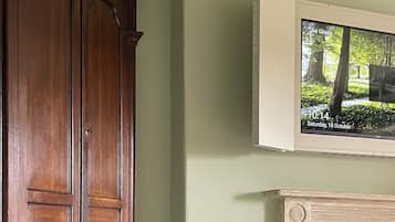 Luxury Double Room, Garden View | Iron/ironing board, free WiFi