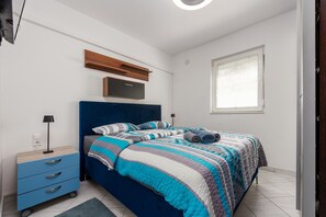 Apartamento básico, patio, vistas al patio | Caja fuerte, tabla de planchar con plancha, cunas gratuitas