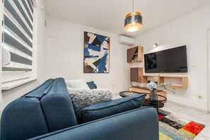 Basic-Apartment, Terrasse, Blick auf den Innenhof | Wohnbereich | 100-cm-LCD-Fernseher mit Kabelempfang