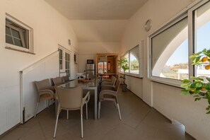 Comfort-Apartment, Balkon, eingeschränkter Meerblick | Terrasse/Patio