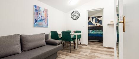 Lägenhet Comfort - balkong - viss havsutsikt | Vardagsrum | 100-centimeters LCD-tv med kabelkanaler