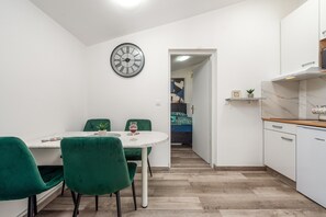 Lägenhet Comfort - balkong - viss havsutsikt | Eget kök | Stort kylskåp, mikrovågsugn, ugn och spishäll