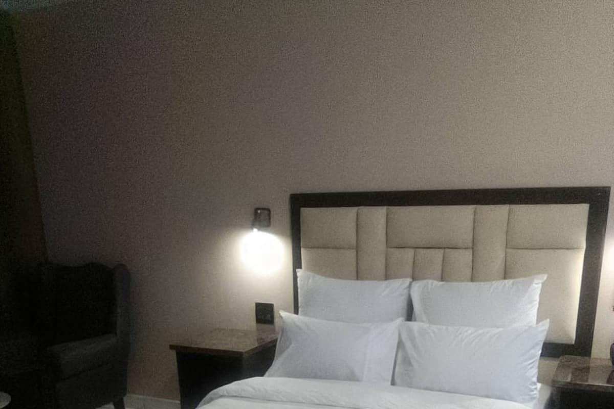 Quarto casal standard, varanda | Espaço de trabalho para notebook, Wi-Fi de cortesia