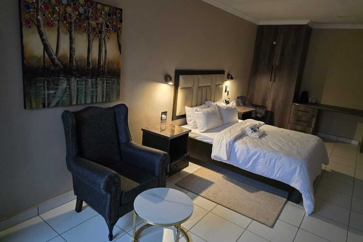 Quarto casal básico, varanda | Espaço de trabalho para notebook, Wi-Fi de cortesia