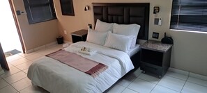 Espacio para trabajar con laptop y wifi gratis 