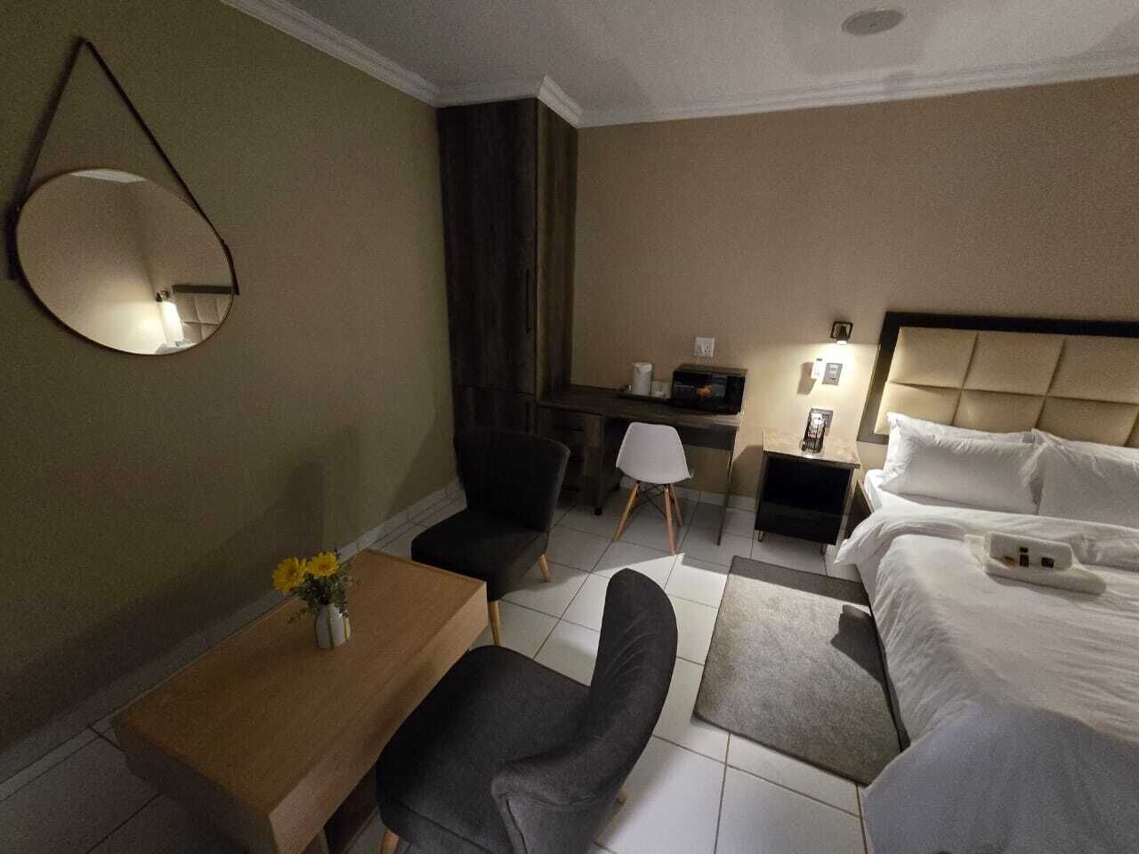 Quarto casal superior, varanda | Espaço de trabalho para notebook, Wi-Fi de cortesia