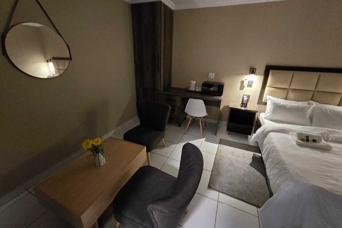 Quarto casal superior, varanda | Espaço de trabalho para notebook, Wi-Fi de cortesia