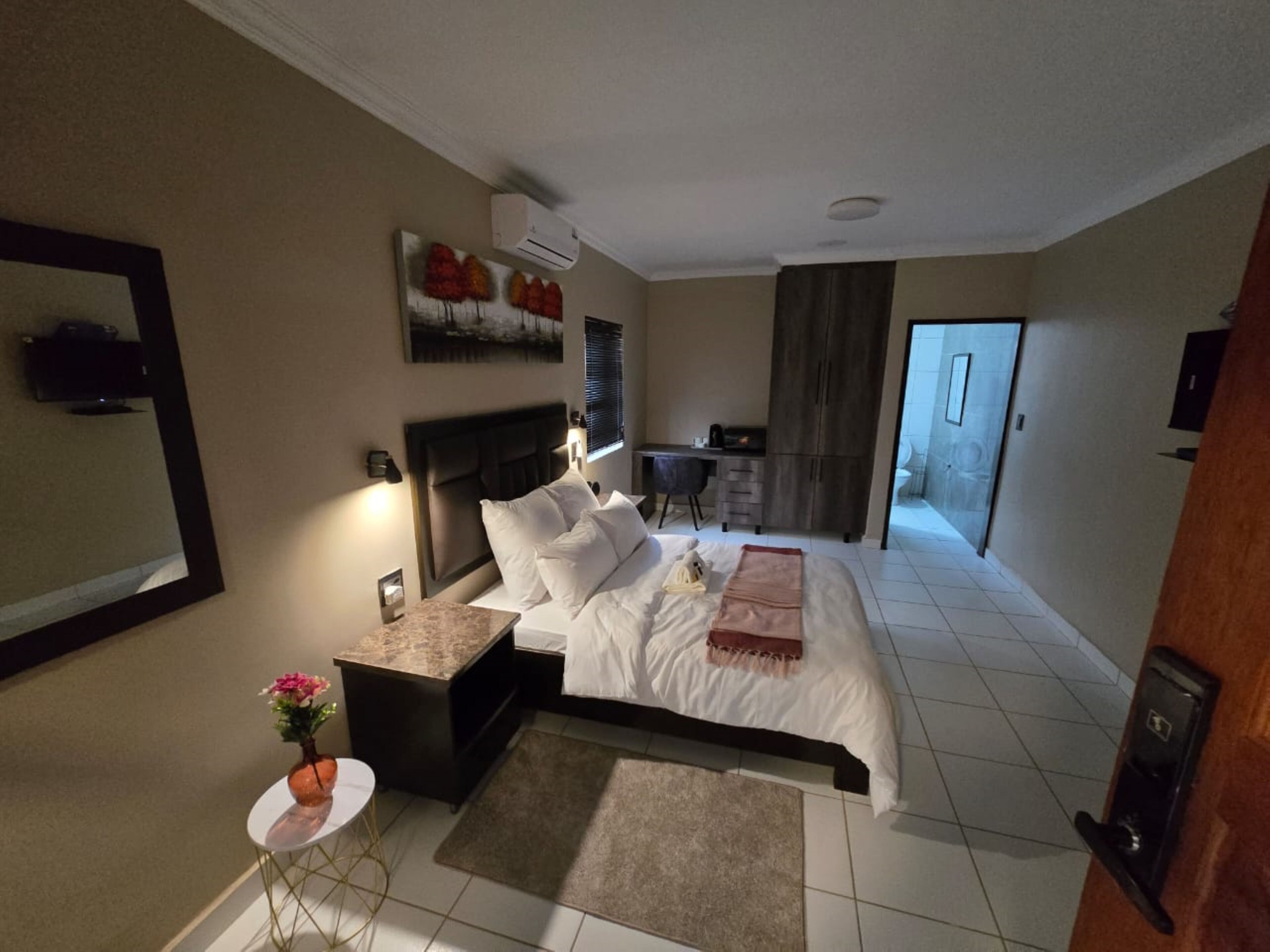 Quarto casal clássico, varanda | Espaço de trabalho para notebook, Wi-Fi de cortesia