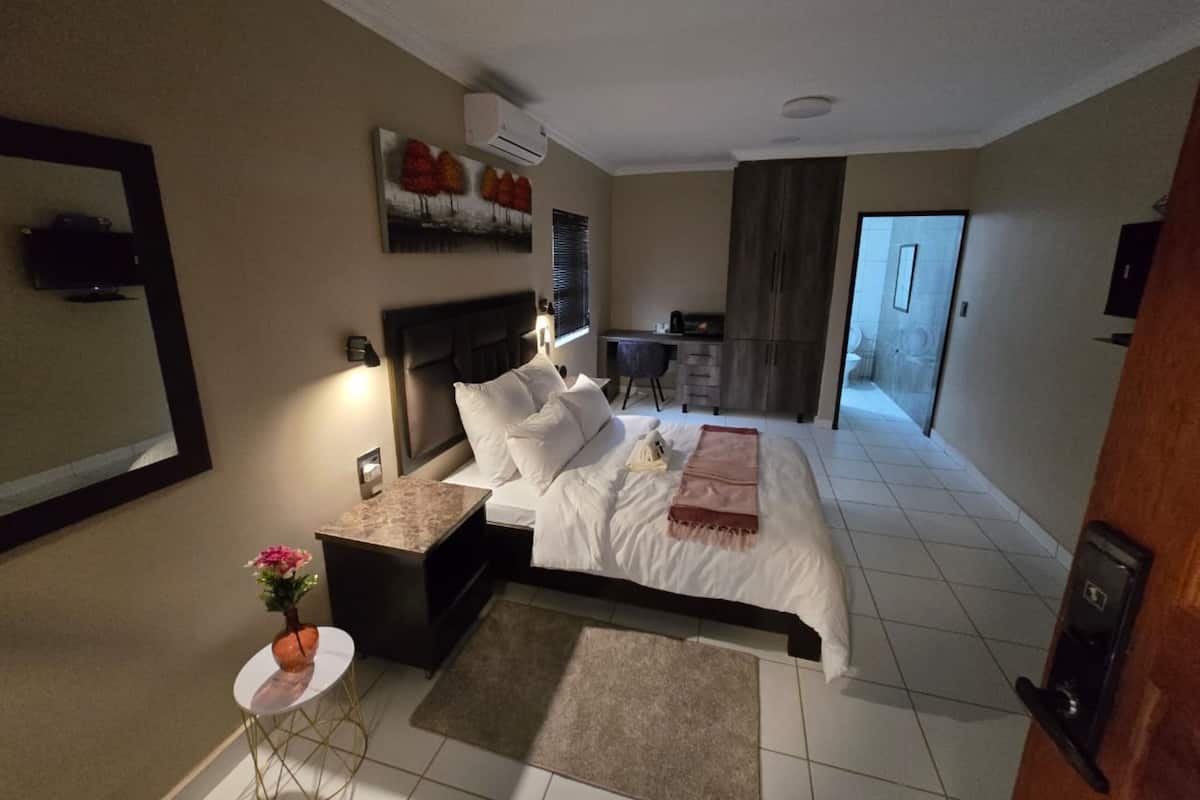 Quarto casal clássico, varanda | Espaço de trabalho para notebook, Wi-Fi de cortesia