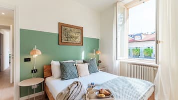 Sengetøy av topp kvalitet, dundyner, strykejern/-brett og barnesenger