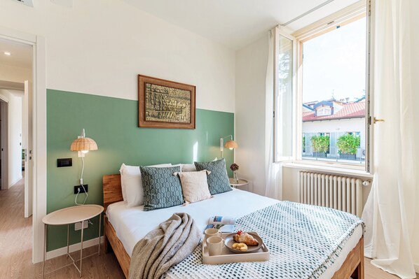 Premium bedding, down comforters, iron/ironing board, cribs/infant beds - Casa Sara (Como)