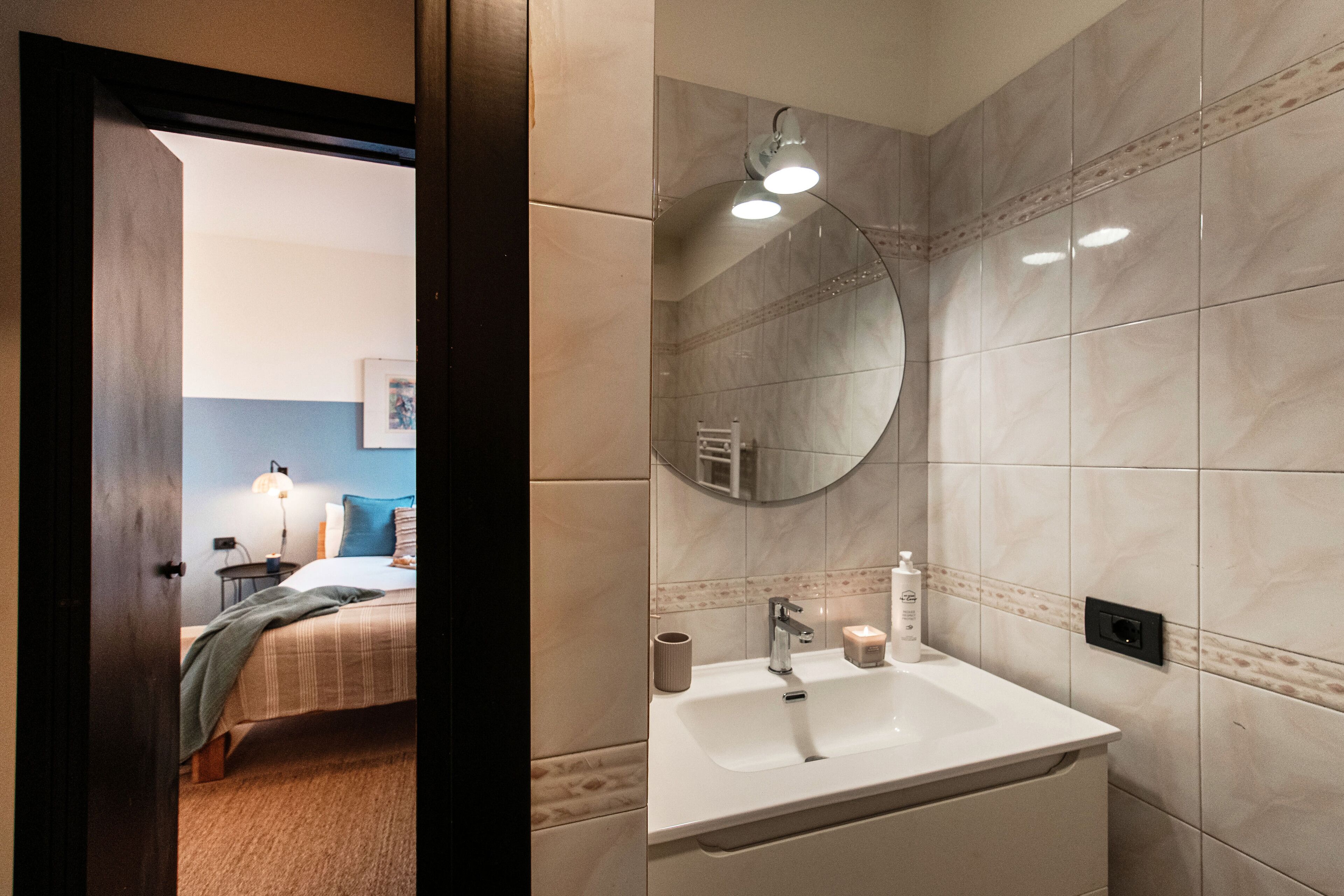 Ensemble douche/baignoire, articles de toilette gratuits, sèche-cheveux