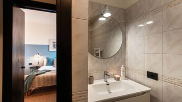 Ensemble douche/baignoire, articles de toilette gratuits, sèche-cheveux