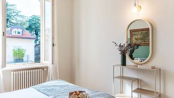 Bộ đồ giường cao cấp, chăn bông, bàn ủi/dụng cụ ủi quần áo