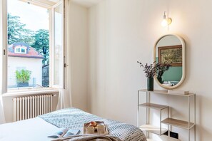 Hochwertige Bettwaren, Daunenbettdecken, Bügeleisen/Bügelbrett