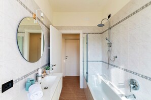 Ensemble baignoire-douche, articles de toilette (gratuits)