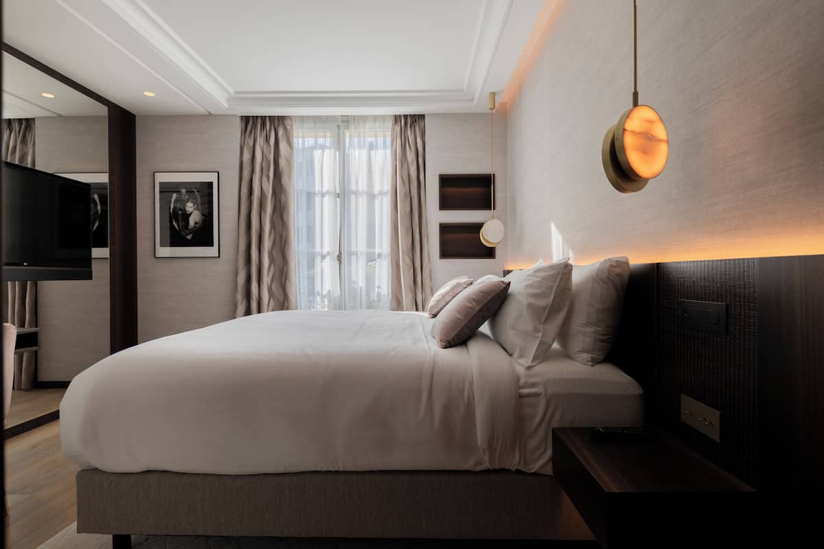 Premium bedding, in-room safe, blackout drapes, soundproofing