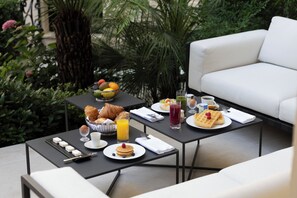Daily continental breakfast (EUR 38 per person) - Maison Bauchart (Paris)