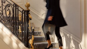 A grand staircase with ornate balustrades and a decorative balustrade. - Maison Bauchart (Paris)