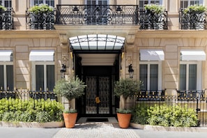 Front of property - Maison Bauchart (Paris)