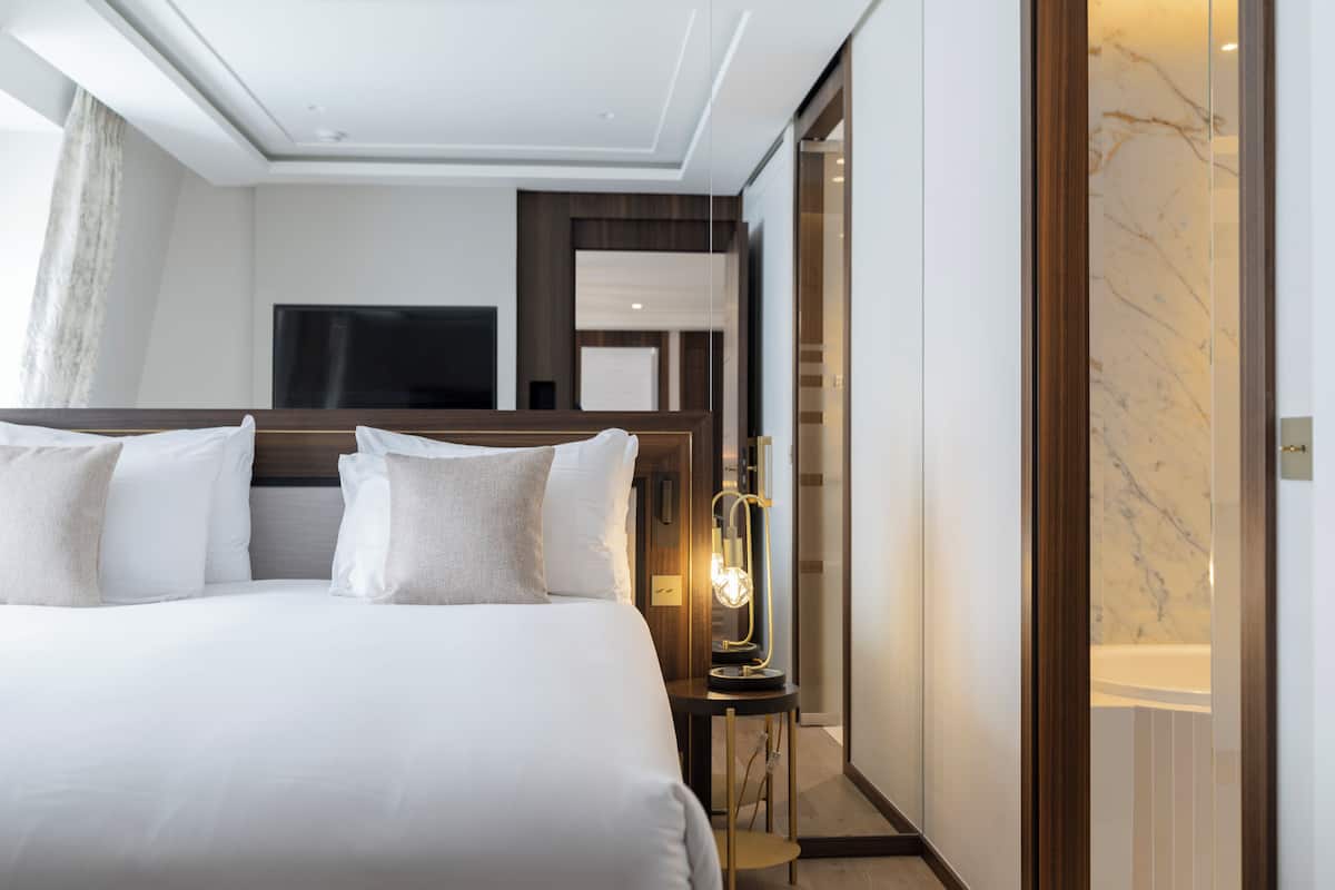 Premium bedding, in-room safe, blackout drapes, soundproofing