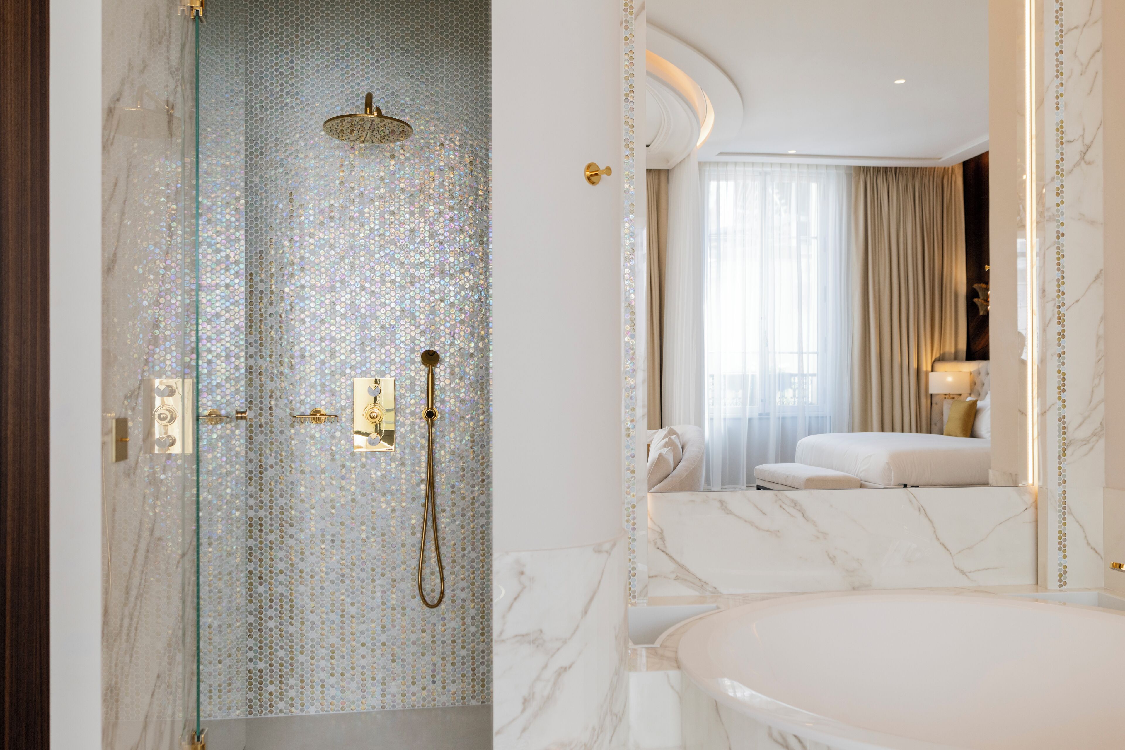 Suite Signature Elysée | バスルーム | デザイナーバスアメニティ、ヘアドライヤー、バスローブ、スリッパ