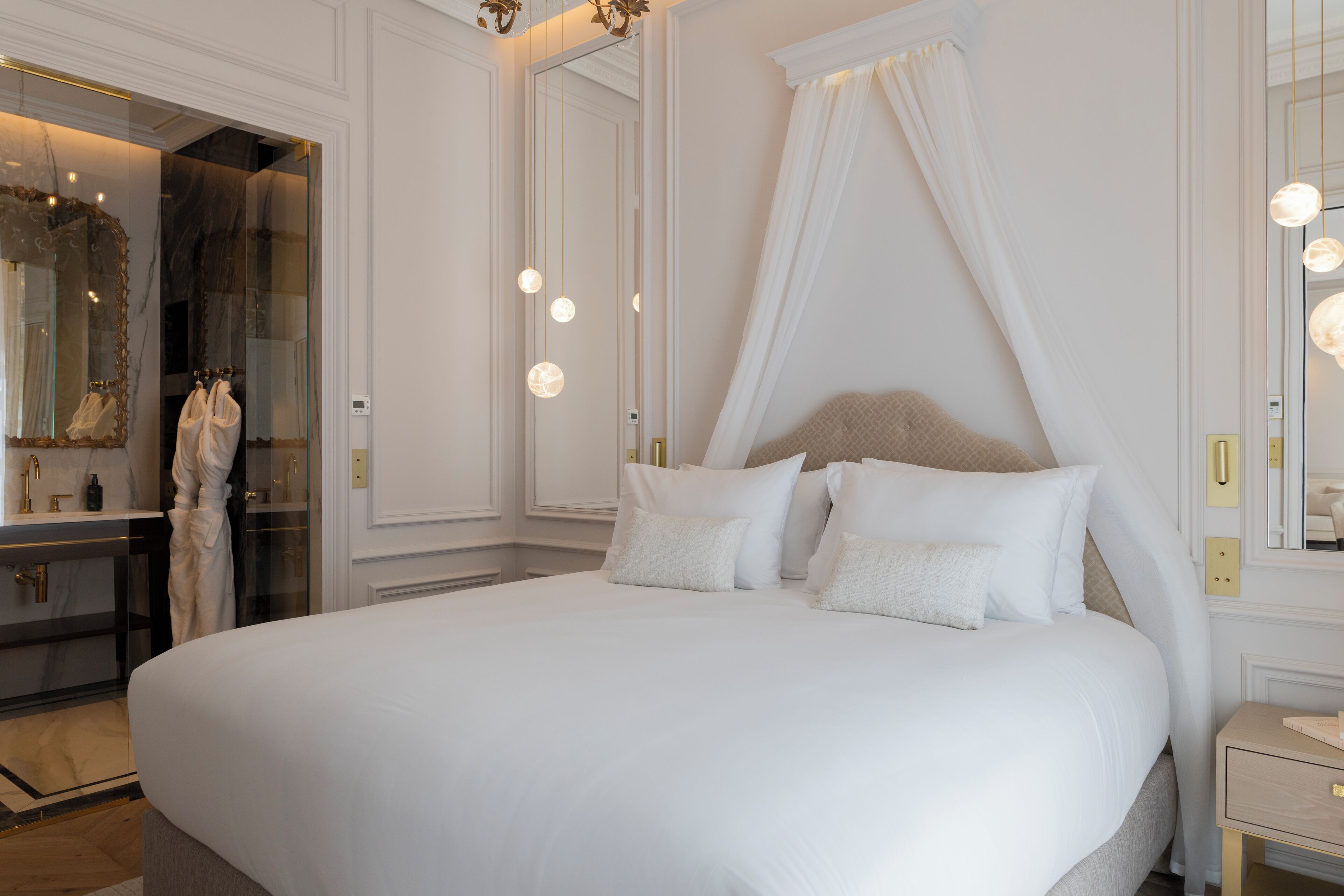 أغطية فراش متميزة وخزنة داخل الغرفة وستائر تعتيم وتجهيزات عازلة للصوت