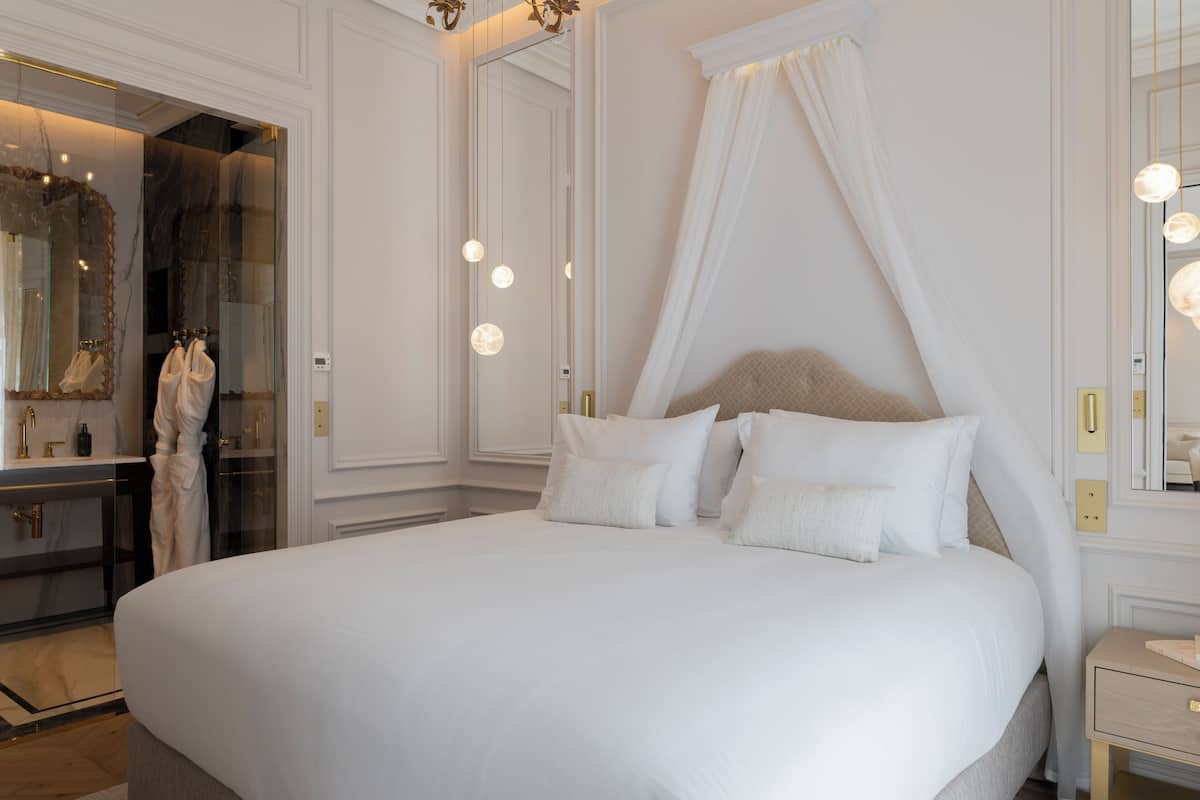 Premium bedding, in-room safe, blackout drapes, soundproofing