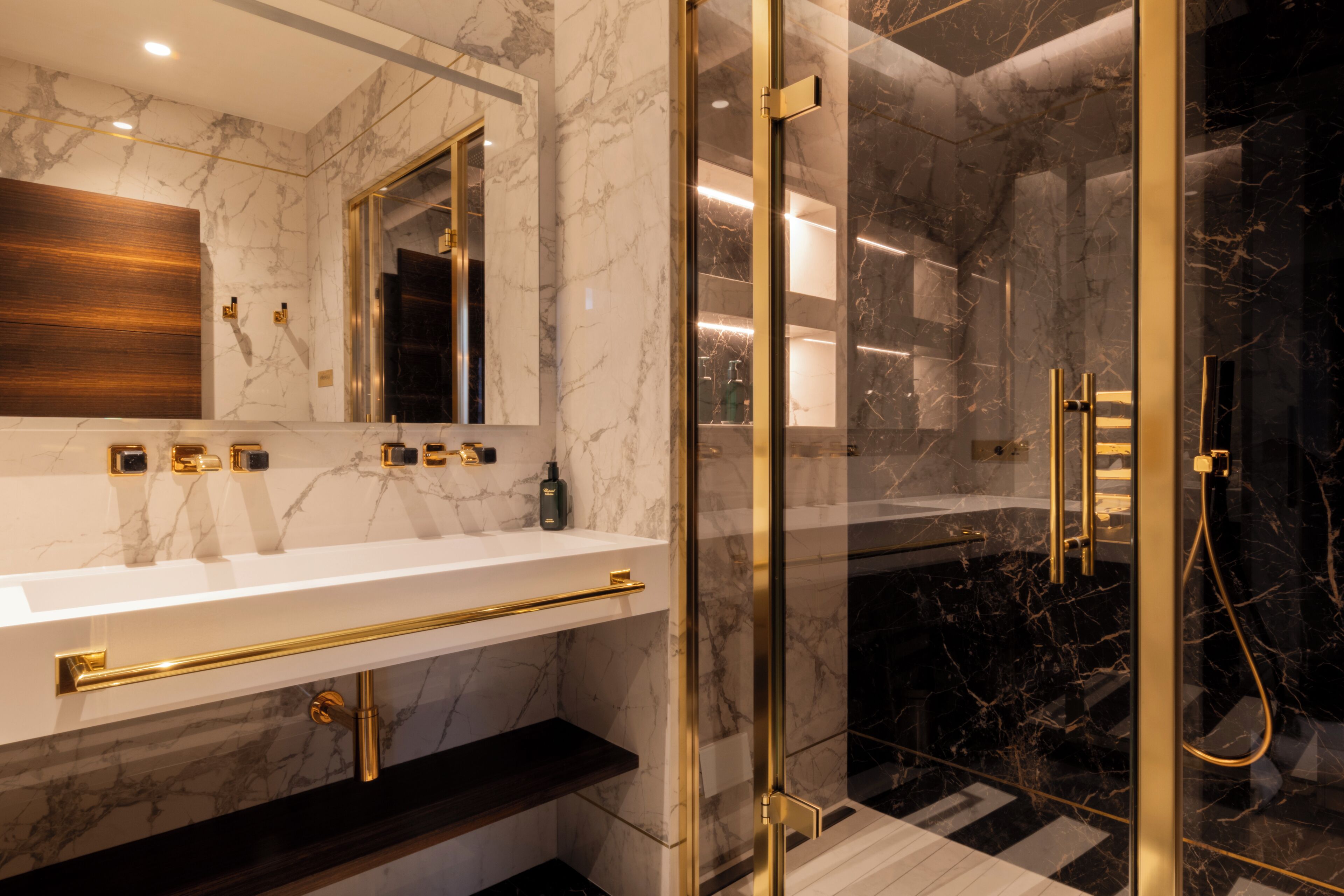 Suite Duplex Bauchart | Bathroom | Designer toiletries, hair dryer, bathrobes, slippers