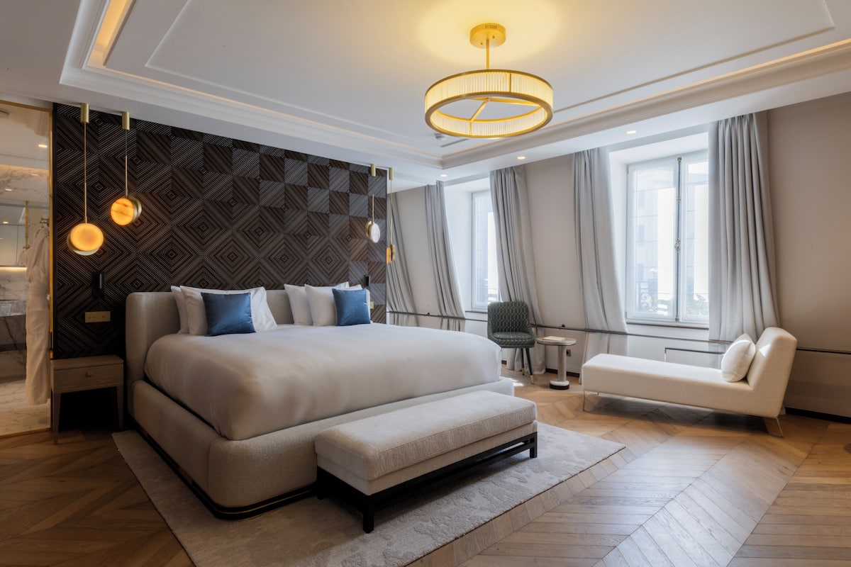 Premium bedding, in-room safe, blackout drapes, soundproofing