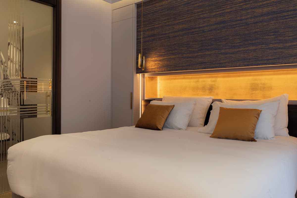 Premium bedding, in-room safe, blackout drapes, soundproofing