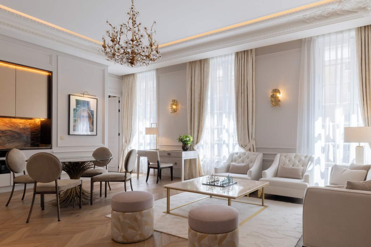 Takka, videopelikonsoli, lämmitetyt lattiat, työhuone