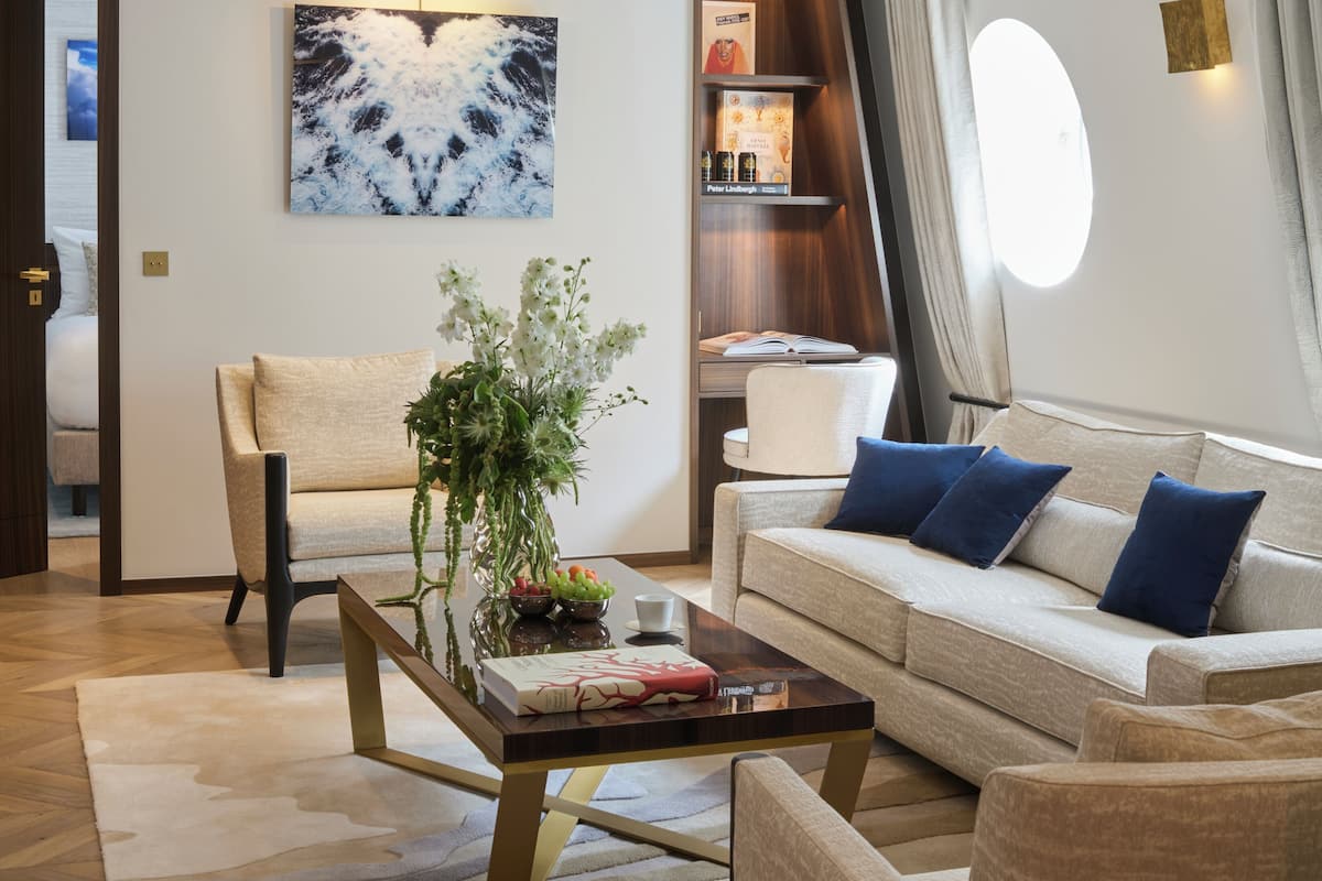 Takka, videopelikonsoli, lämmitetyt lattiat, työhuone