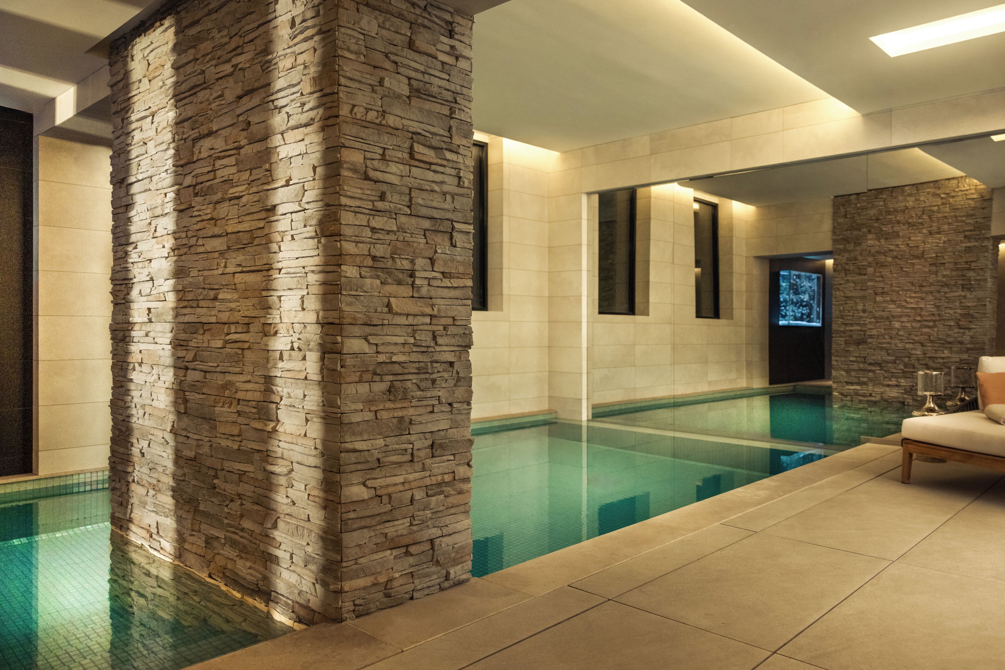 室内游泳池，日光浴躺椅