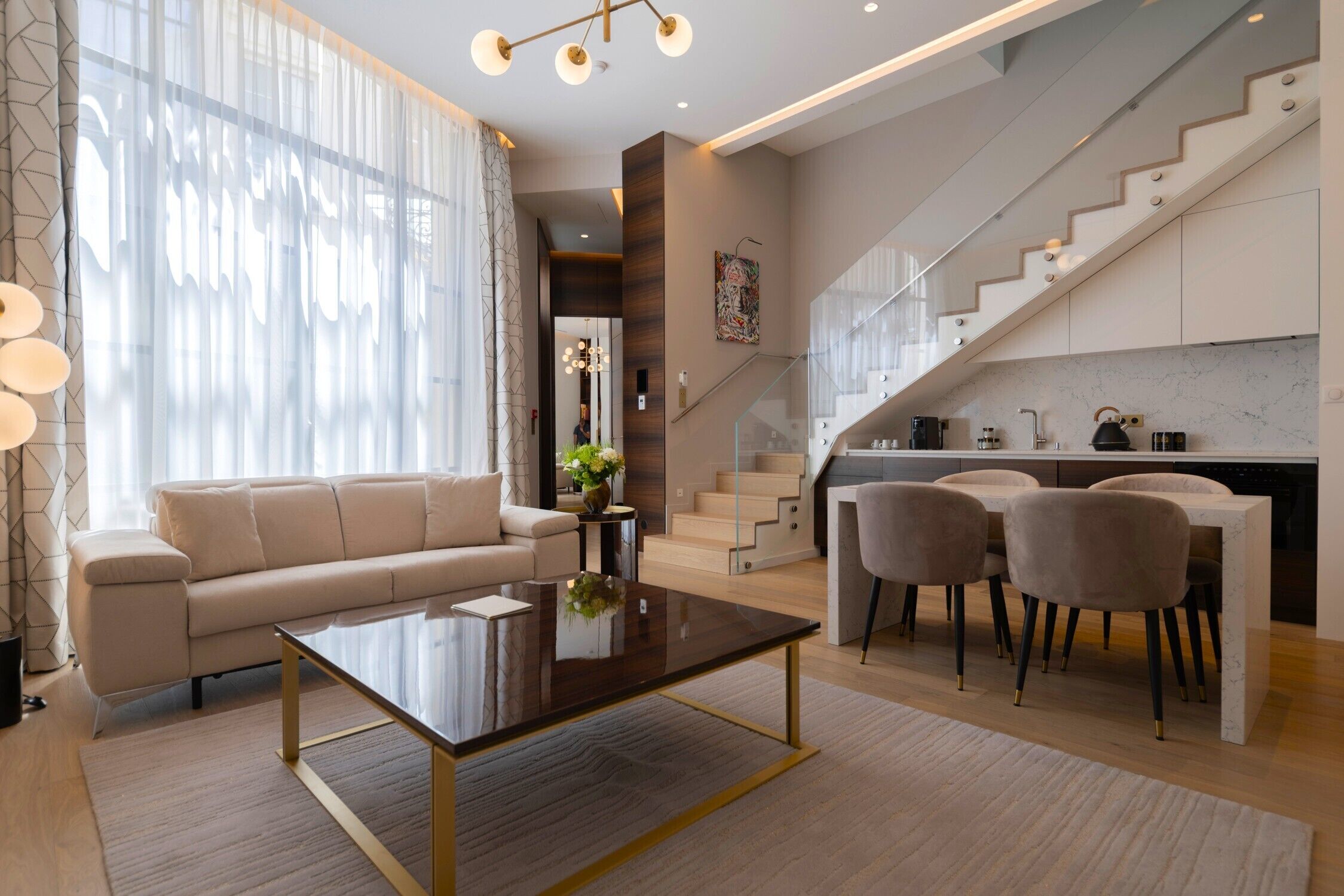 Un salon moderne avec un canapé, une table basse et un coin repas.