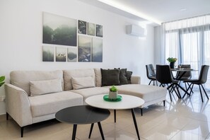 Διαμέρισμα, 2 Υπνοδωμάτια, Κουζίνα, Θέα στην Πόλη | Καθιστικό | Τηλεόραση Smart 43 ιντσών με ψηφιακά κανάλια, Netflix