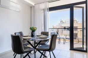 Appartement, 2 chambres, cuisine, vue ville | Salle à manger