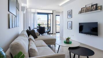 Appartement, 2 chambres, cuisine, vue ville | Salle de séjour | TV connectée de 43 pouces avec chaînes numériques, Netflix