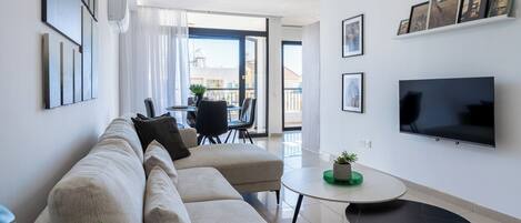 Appartement, 2 chambres, cuisine, vue ville | Salle de séjour | TV connectée de 43 pouces avec chaînes numériques, Netflix