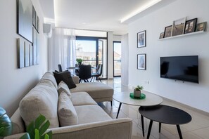 شقة - غرفتا نوم - بمطبخ - منظر للمدينة | غرفة المعيشة | تلفزيون ذكي، برامج وأفلام نتفليكس، خدمات بث