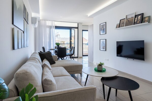 Appartement, 2 chambres, cuisine, vue ville | Salle de séjour | TV connectée de 43 pouces avec chaînes numériques, Netflix