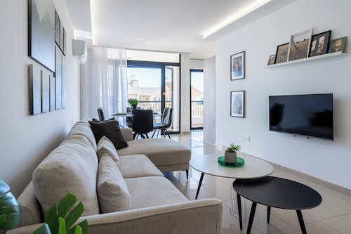 Averna - Breezy 2-BR Apt. in Larnaca